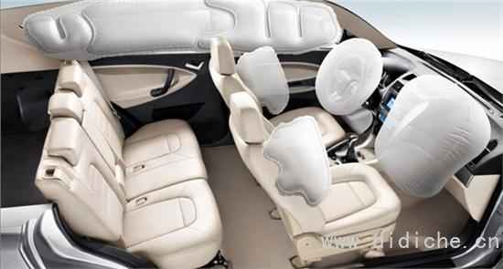 I prodotti per la decorazione dell’auto presentano enormi rischi per la sicurezza. Li hai in macchina?