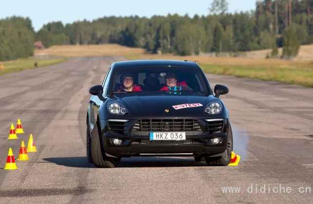 Pensi che con ESP la sicurezza sia invincibile? |Aula magna della conoscenza salvavita dell'automobile Pensi che con ESP la sicurezza sia invincibile? |Aula magna della conoscenza salvavita dell'automobile
