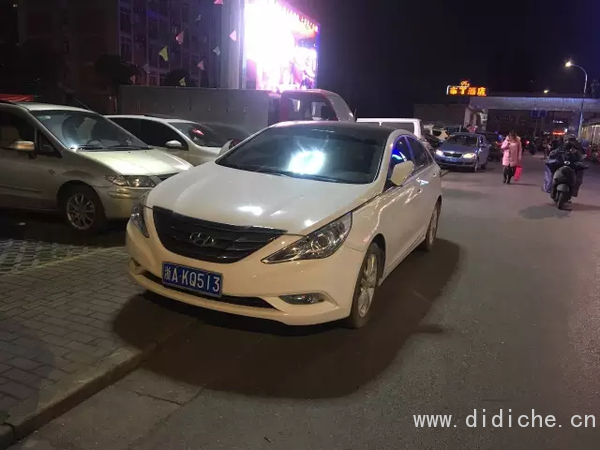 Ci sono 29 persone nella mini, e la conoscenza dell'auto ti basta per fingere di essere costretta davanti alla sorella carta