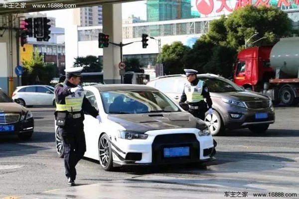 Perché le parti di modifica legali e costose sono sia ammortizzate che illegali dopo essere state installate sull'auto? Perché le parti di modifica legali e costose sono sia ammortizzate che illegali dopo essere state installate sull'auto?