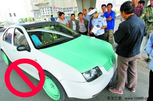 I cambi di colore della carrozzeria devono essere cauti, il processo è semplice e le regole sono vaghe