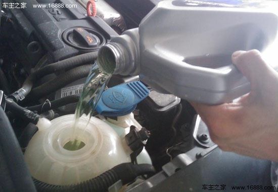 Lascia che l'auto si riscaldi durante l'inverno, parla della manutenzione dell'auto prima dell'inverno Lascia che l'auto si riscaldi durante l'inverno, parla della manutenzione dell'auto prima dell'inverno