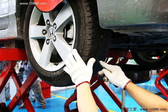 Lascia che l'auto si riscaldi durante l'inverno, parla della manutenzione dell'auto prima dell'inverno Lascia che l'auto si riscaldi durante l'inverno, parla della manutenzione dell'auto prima dell'inverno