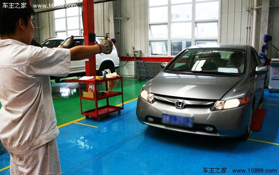 Lascia che l'auto si riscaldi durante l'inverno, parla della manutenzione dell'auto prima dell'inverno Lascia che l'auto si riscaldi durante l'inverno, parla della manutenzione dell'auto prima dell'inverno