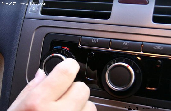 Lascia che l'auto si riscaldi durante l'inverno, parla della manutenzione dell'auto prima dell'inverno Lascia che l'auto si riscaldi durante l'inverno, parla della manutenzione dell'auto prima dell'inverno