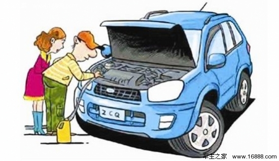 L'auto dirà anche che è necessario mantenere l'auto durante la guida in inverno freddo L'auto dirà anche che è necessario mantenere l'auto durante la guida in inverno freddo