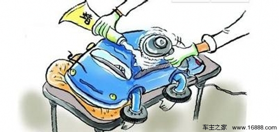 L'auto dirà anche che è necessario mantenere l'auto durante la guida in inverno freddo L'auto dirà anche che è necessario mantenere l'auto durante la guida in inverno freddo