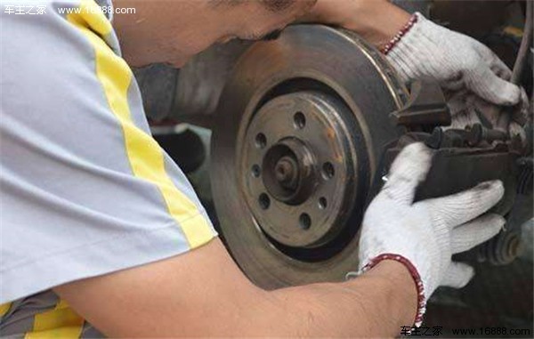 Dopo l'uso dell'auto su lunghe distanze durante le vacanze, ricordati di dare alla tua auto un grosso pacchetto sanitario