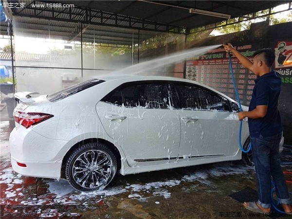 Dopo l'uso dell'auto su lunghe distanze durante le vacanze, ricordati di dare alla tua auto un grosso pacchetto sanitario