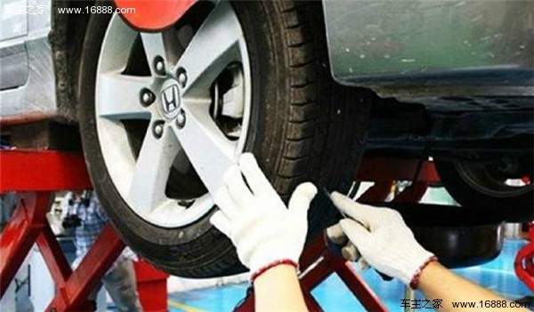 Dopo l'uso dell'auto su lunghe distanze durante le vacanze, ricordati di dare alla tua auto un grosso pacchetto sanitario