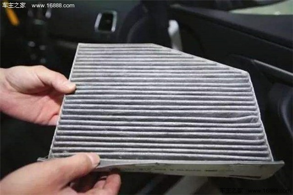 Dopo l'uso dell'auto su lunghe distanze durante le vacanze, ricordati di dare alla tua auto un grosso pacchetto sanitario