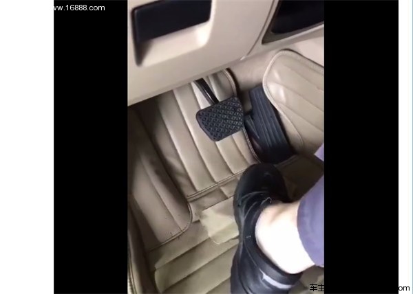 Il poggiapiedi si è bloccato sull'acceleratore ed è quasi morto!  Non scherzare con questi accessori per auto!