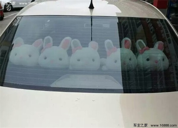 Il poggiapiedi si è bloccato sull'acceleratore ed è quasi morto!  Non scherzare con questi accessori per auto!