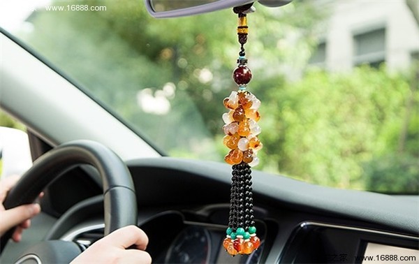 Il poggiapiedi si è bloccato sull'acceleratore ed è quasi morto!  Non scherzare con questi accessori per auto!
