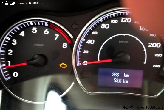La spia di avaria motore è accesa a causa del catalizzatore a tre vie?