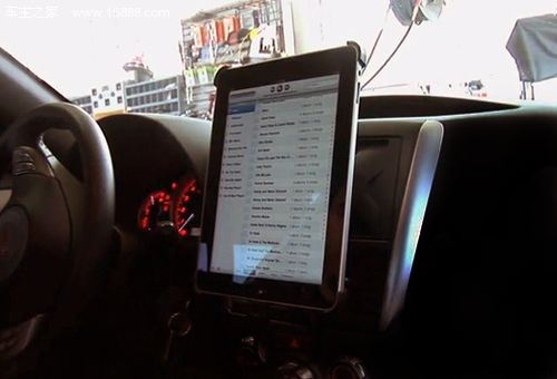 La modifica dell'auto e l'installazione di wifi e tablet rendono l'auto più intelligente La modifica dell'auto e l'installazione di wifi e tablet rendono l'auto più intelligente