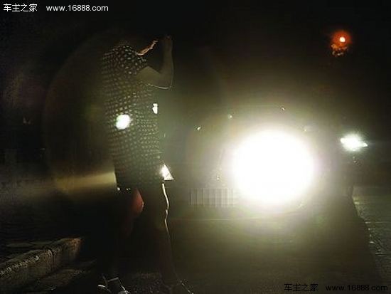 In inverno, prestare attenzione alla rimozione tempestiva delle foglie cadute sul veicolo di manutenzione del veicolo In inverno, prestare attenzione alla rimozione tempestiva delle foglie cadute sul veicolo di manutenzione del veicolo