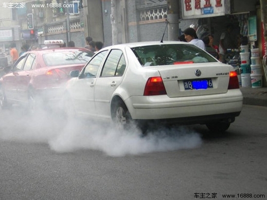 Ti insegnano a identificare tre colori di fumo d'auto e il fumo nero è il più comune