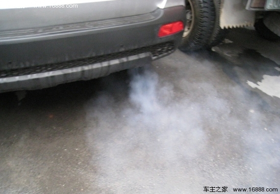 Ti insegnano a identificare tre colori di fumo d'auto e il fumo nero è il più comune