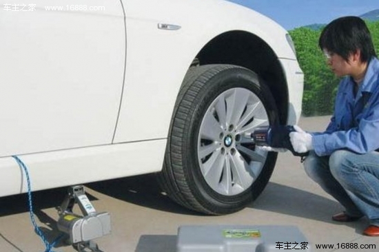 Come utilizzare correttamente il cric nell'auto di manutenzione per tutti Come utilizzare correttamente il cric nell'auto di manutenzione per tutti