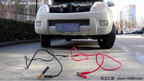 La batteria si è scaricata improvvisamente? Il contatto più affidabile con il veicolo di soccorso La batteria si è scaricata improvvisamente? Il contatto più affidabile con il veicolo di soccorso