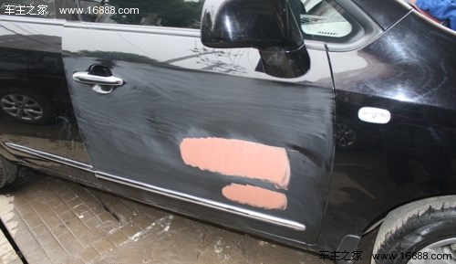 È molto probabile che la vernice dell'auto nuova venga danneggiata È molto probabile che la vernice dell'auto nuova venga danneggiata