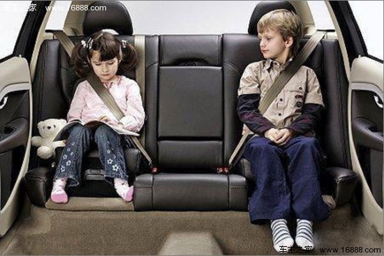 Casi di incidenti stradali per bambini che devono essere presi come avvertimento