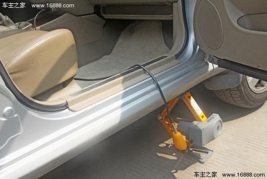 Come utilizzare correttamente il cric nell’auto di manutenzione per tutti