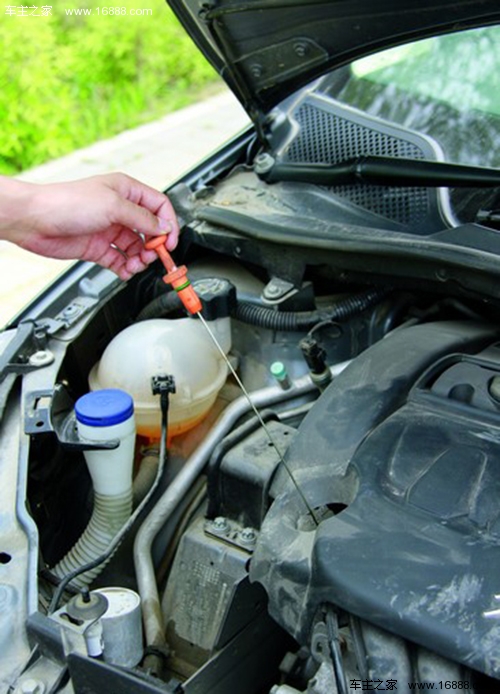 Non cambiare l’olio in tempo riassume quattro “incomprensioni” dei proprietari di auto sull’olio lubrificante