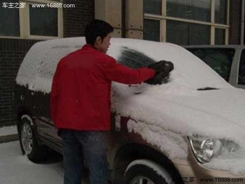 Suggerimenti per la manutenzione invernale dell’auto Il parabrezza dovrebbe utilizzare lo sbrinatore