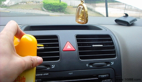 È meglio pulire in modo fai-da-te il condizionatore d'aria dell'auto una volta al mese