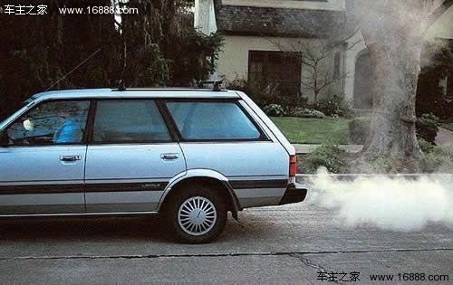 Cosa devo fare se l'auto fuma? Ti insegnano a identificare il tipo di fumo del tubo di scarico Cosa devo fare se l'auto fuma? Ti insegnano a identificare il tipo di fumo del tubo di scarico