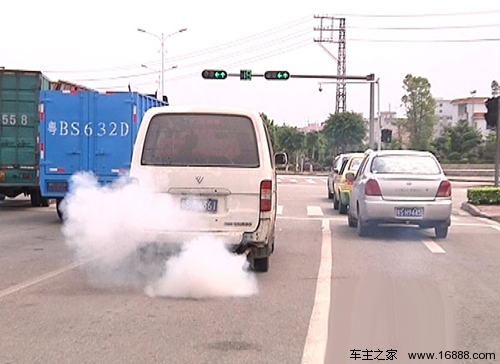 Cosa devo fare se l'auto fuma? Ti insegnano a identificare il tipo di fumo del tubo di scarico Cosa devo fare se l'auto fuma? Ti insegnano a identificare il tipo di fumo del tubo di scarico