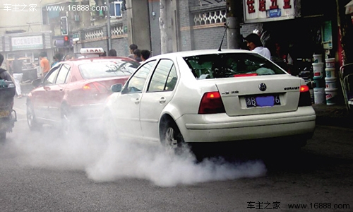 Cosa devo fare se l'auto fuma? Ti insegnano a identificare il tipo di fumo del tubo di scarico Cosa devo fare se l'auto fuma? Ti insegnano a identificare il tipo di fumo del tubo di scarico