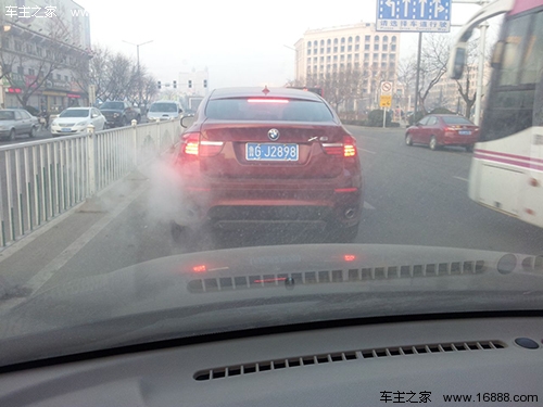 Cosa devo fare se l’auto fuma? Ti insegnano a identificare il tipo di fumo del tubo di scarico