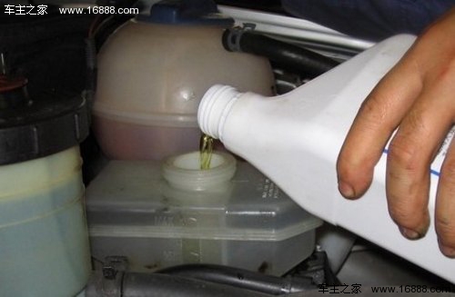 È meglio cambiare il liquido dei freni una volta ogni due anni