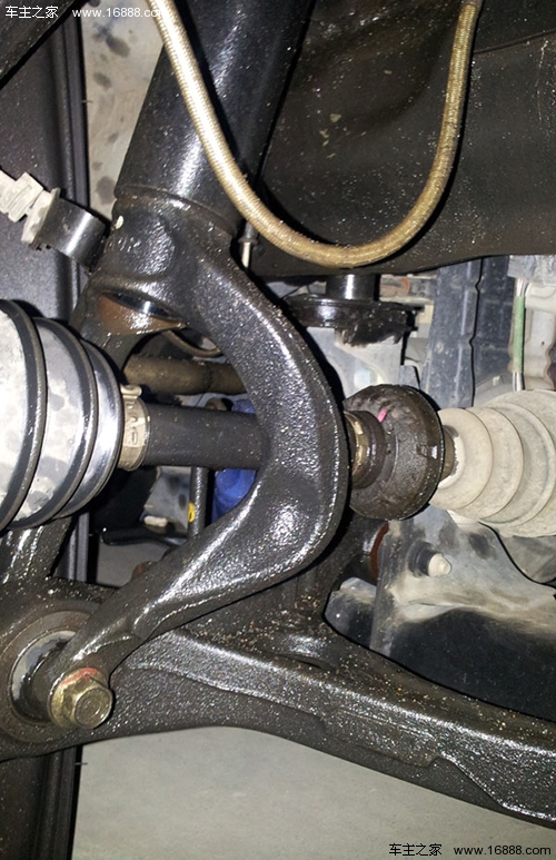 Parla delle cose che i proprietari di auto hanno cambiato quando sentono l’odore dell’olio dall’ammortizzatore