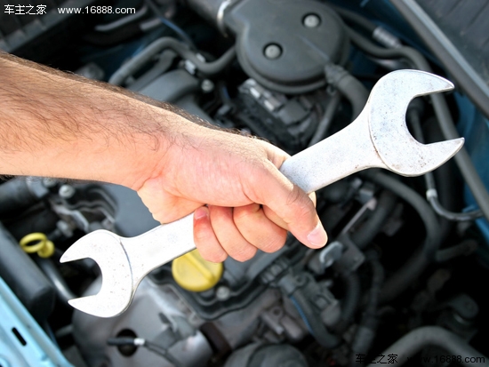 10 colpi di stato per insegnarti come prolungare la vita della tua auto cambiando l’olio regolarmente