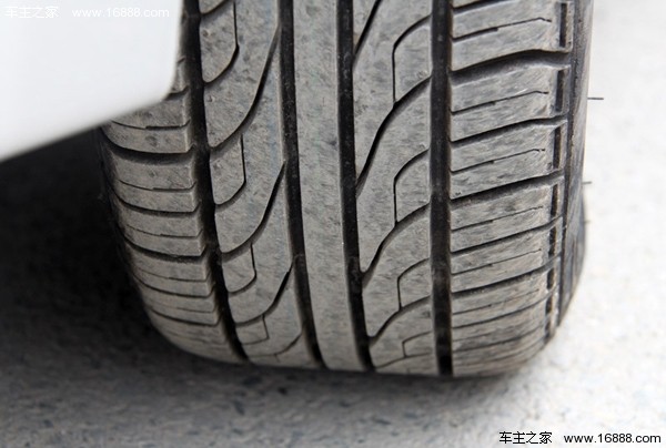 6 modi per controllare gli pneumatici dell'auto per aiutarti