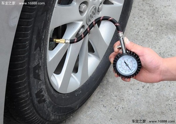 6 modi per controllare gli pneumatici dell'auto per aiutarti