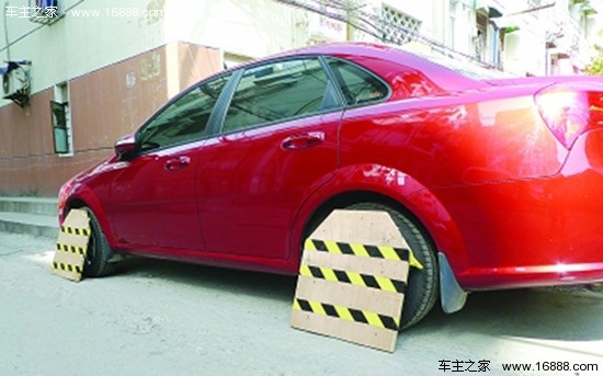 Sei consigli per evitare che i cani cattivi agiscano in modo aggressivo vicino alle auto Sei consigli per evitare che i cani cattivi agiscano in modo aggressivo vicino alle auto