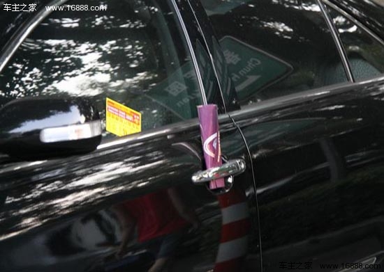 Le piccole pubblicità sui finestrini dell'auto sono pericolose! È importante che i proprietari di auto puliscano in tempo